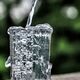 Wasserglas mit überlaufendem Wasser